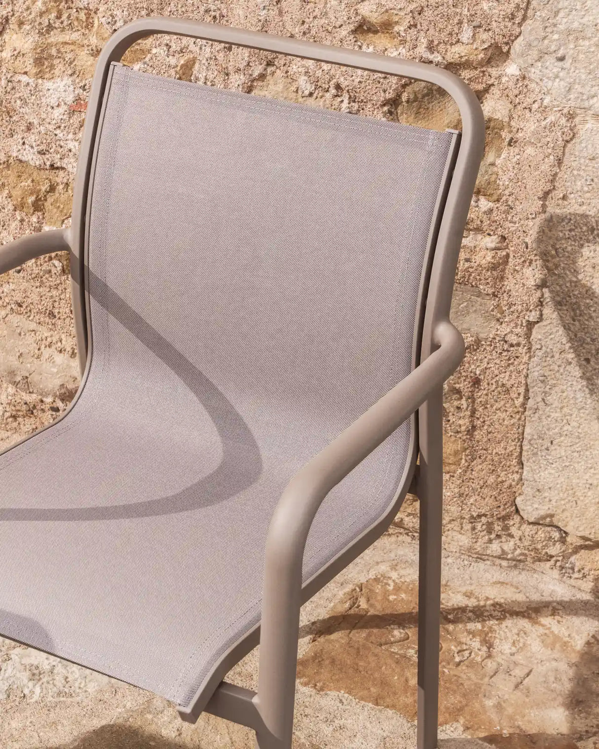 Stapelbarer Outdoor-Stuhl Luri aus Aluminium in Taupe und beigem Texteline von Kave Home – Bild 3