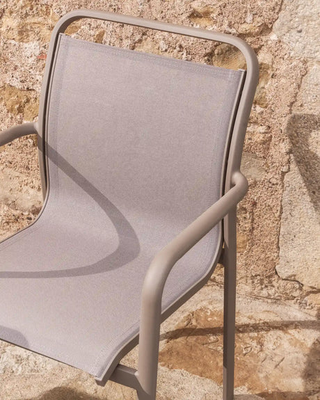 Stapelbarer Outdoor-Stuhl Luri aus Aluminium in Taupe und beigem Texteline von Kave Home – Bild 3