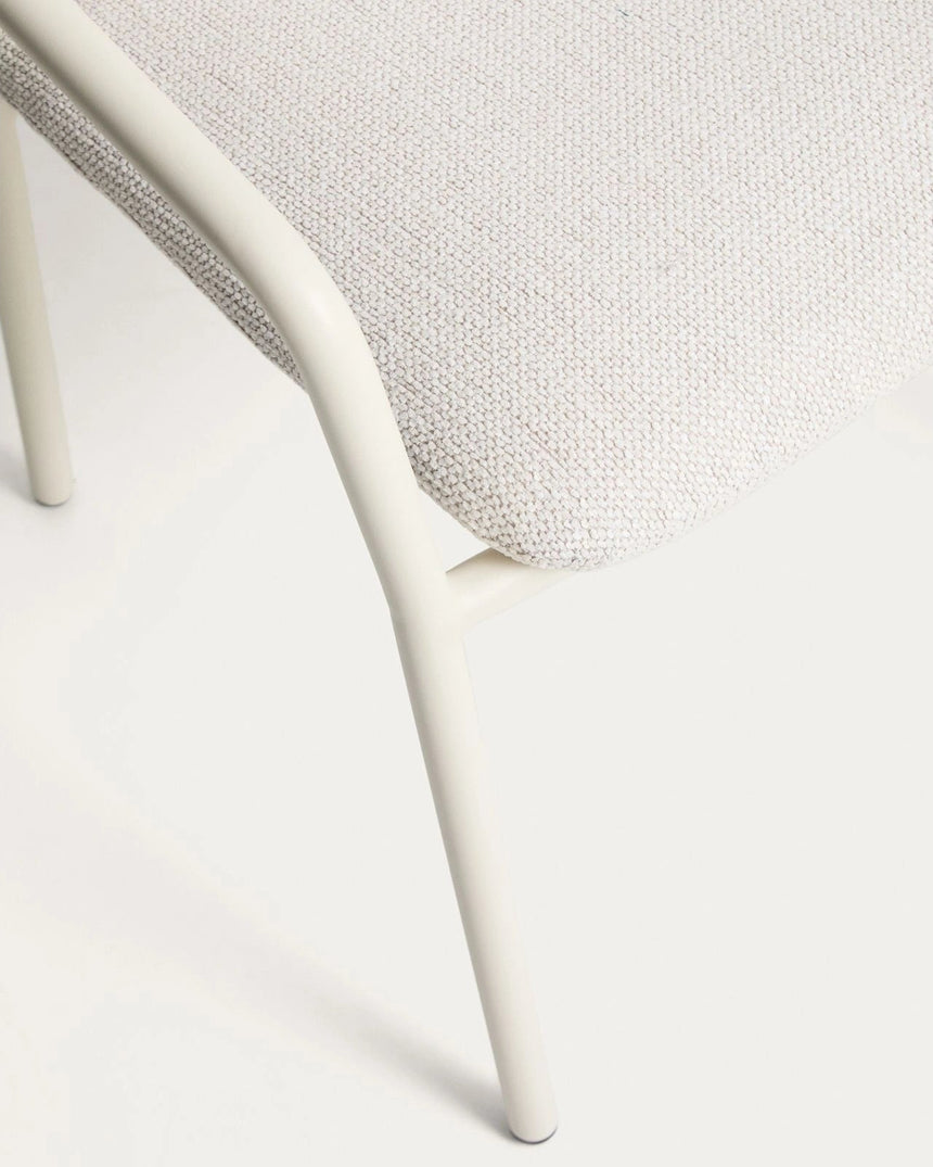 Stapelbarer Stuhl Linosa aus Aluminium in Naturfarbe mit beigem Kissen von Kave Home – Bild 10