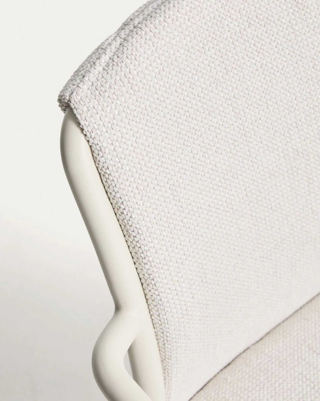 Stapelbarer Stuhl Linosa aus Aluminium in Naturfarbe mit beigem Kissen von Kave Home – Bild 7