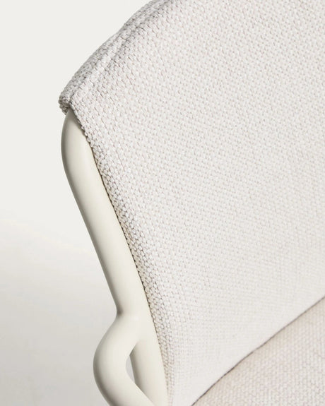 Stapelbarer Stuhl Linosa aus Aluminium in Naturfarbe mit beigem Kissen von Kave Home – Bild 7