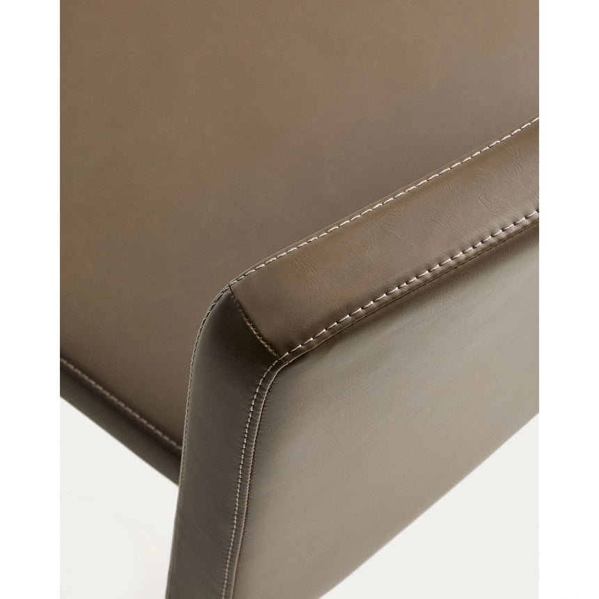 Stapelbarer Stuhl Loria mit braunem Polyurethan, FSC 100 % von Kave Home – Bild 10