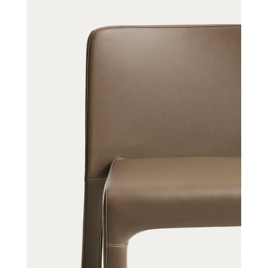 Stapelbarer Stuhl Loria mit braunem Polyurethan, FSC 100 % von Kave Home – Bild 7