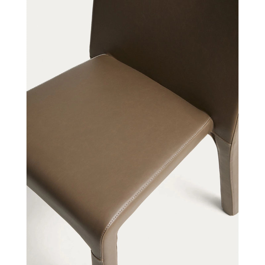 Stapelbarer Stuhl Loria mit braunem Polyurethan, FSC 100 % von Kave Home – Bild 9