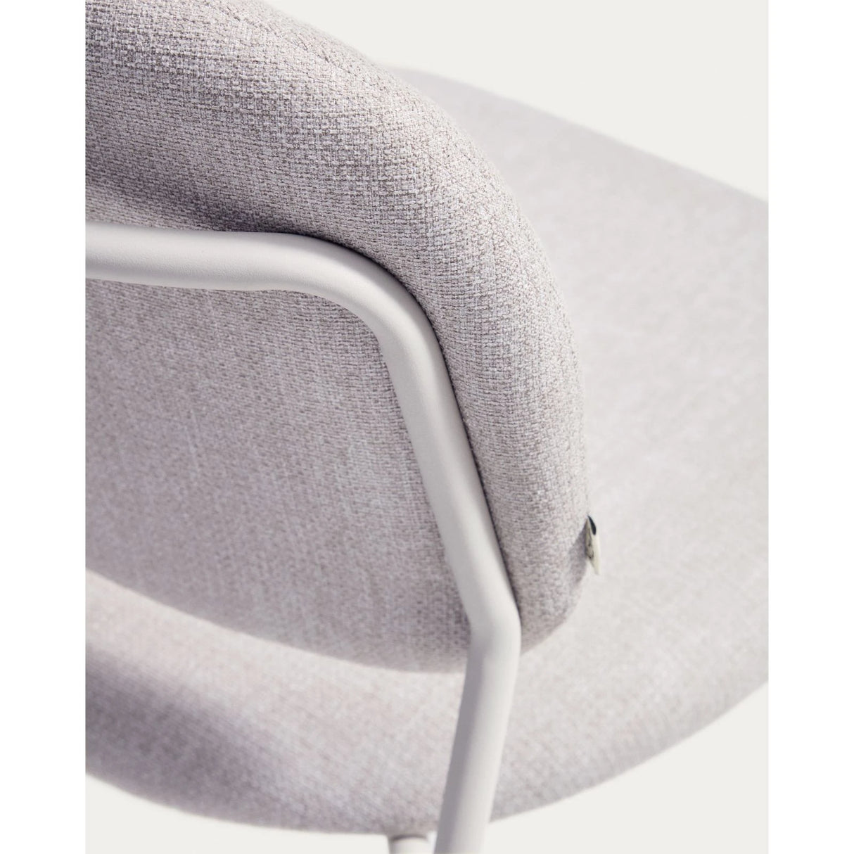 Stapelbarer Stuhl Meli mit beiger Chenille und beigen Metallbeinen FSC Mix Credit von Kave Home – Bild 10
