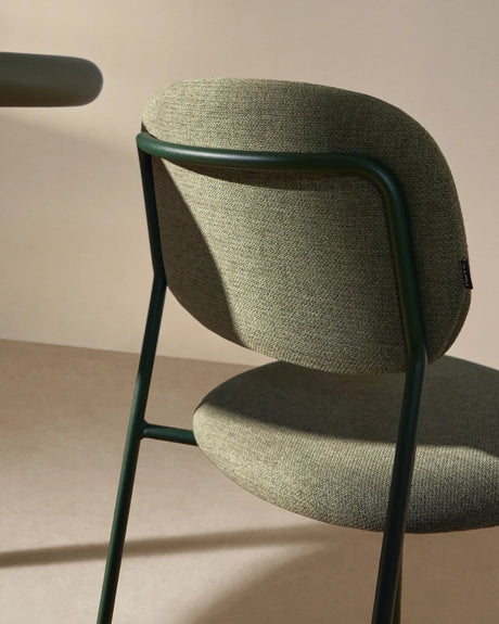Stapelbarer Stuhl Meli mit grüner Chenille und grünen Metallbeinen, FSC Mix Credit von Kave Home – Bild 3
