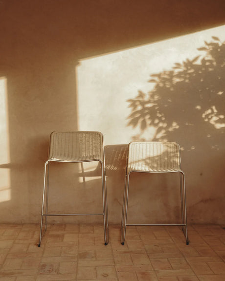 Stapelhocker Tavari aus beigefarbenem Synthetikseil und Edelstahl in gebürsteter Optik, 75 cm von Kave Home – Bild 4