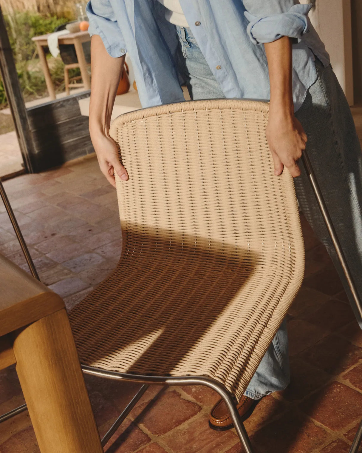 Stapelstuhl Tavari aus beigefarbenem Synthetikseil und Edelstahl in gebürsteter Optik von Kave Home – Bild 3