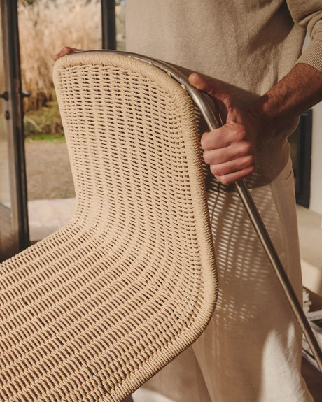 Stapelstuhl Tavari aus beigefarbenem Synthetikseil und Edelstahl in gebürsteter Optik von Kave Home – Bild 4