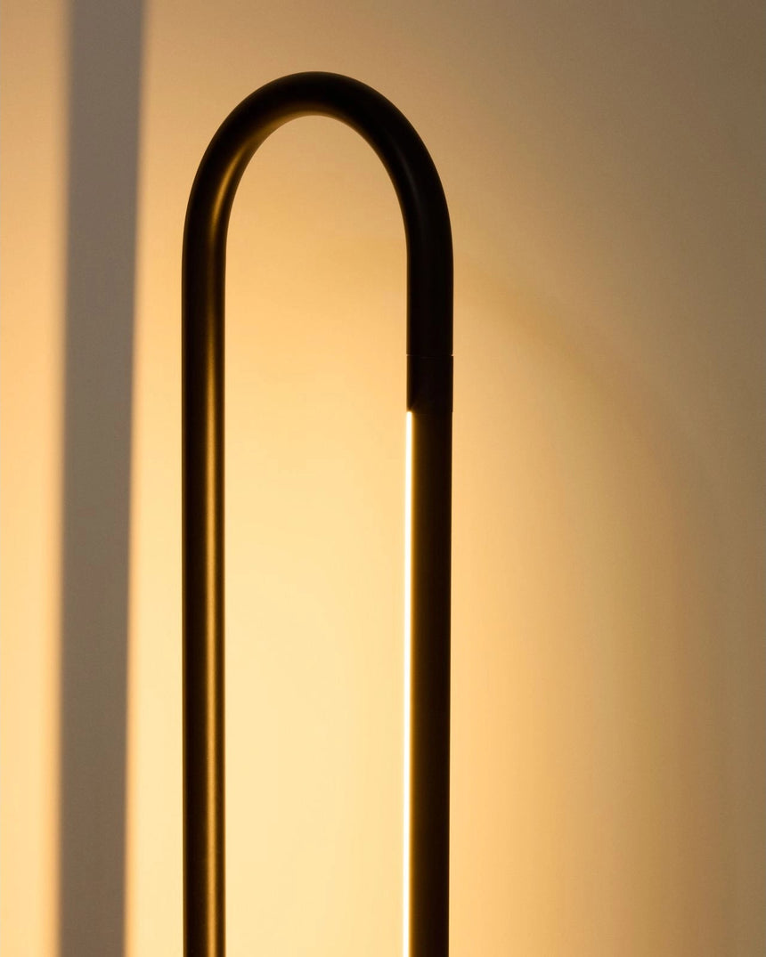Stehlampe Bow aus schwarzem Aluminium von Kave Home – Bild 5