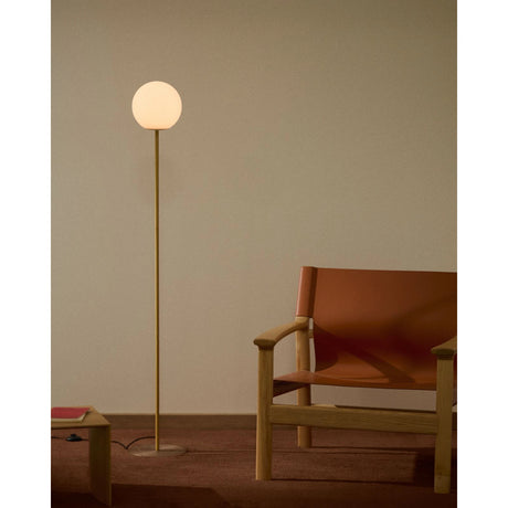 Stehlampe Brisia aus Metall mit gebürstetem Messing-Finish und einer mattierten Glaskugel Ø 25 cm von Kave Home – Produktbild 2