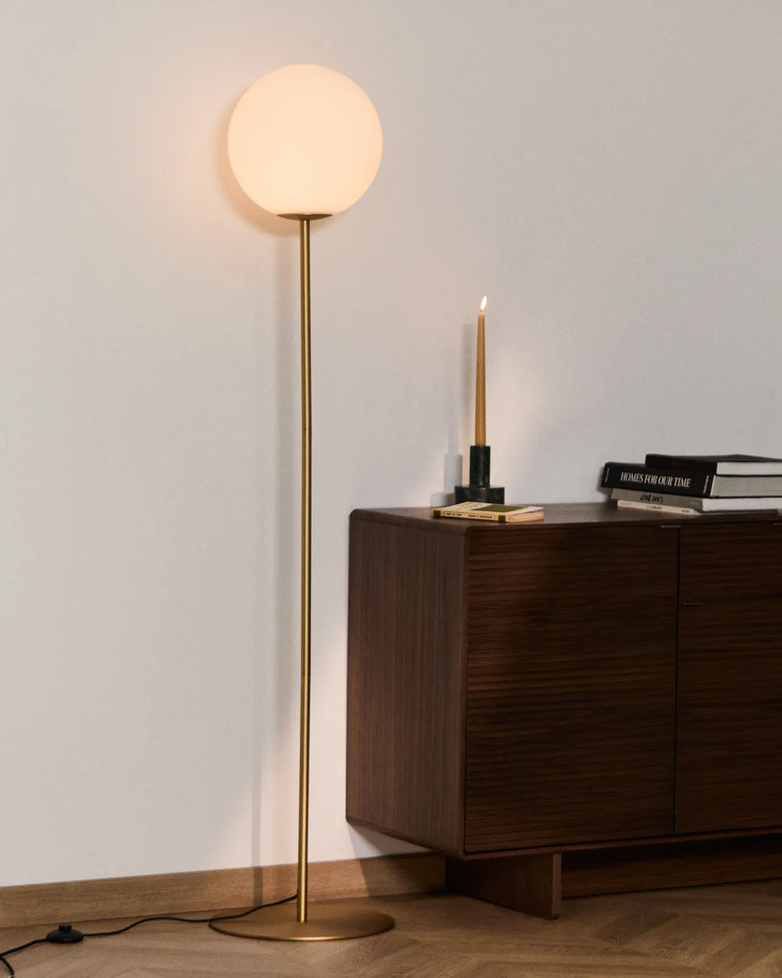 Stehlampe Brisia aus Metall mit gebürstetem Messing-Finish und einer mattierten Glaskugel Ø 30 cm von Kave Home – Bild 2