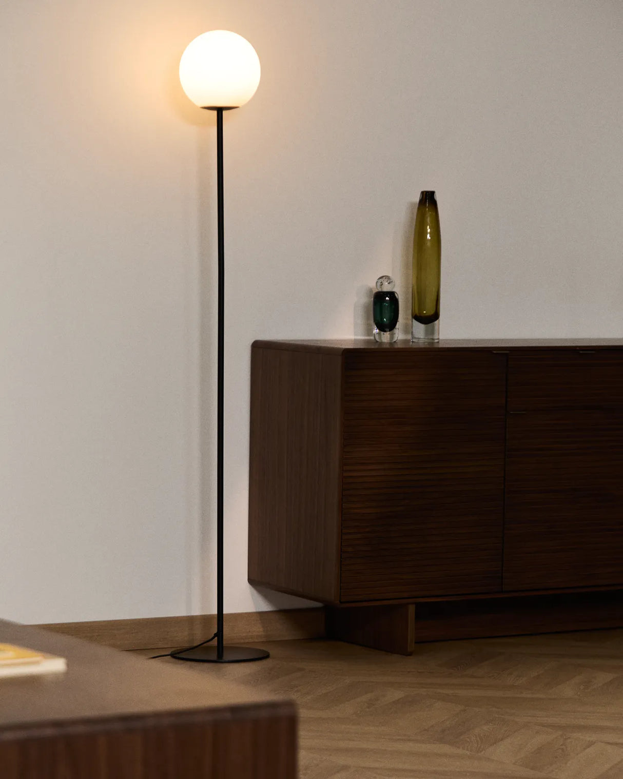 Stehlampe Brisia aus Metall mit schwarzem Finish und einer Glaskugel Ø20 cm von Kave Home – Bild 2