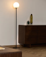 Stehlampe Brisia aus Metall mit schwarzem Finish und einer Glaskugel Ø20 cm von Kave Home – Bild 2
