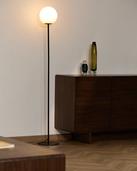Stehlampe Brisia aus Metall mit schwarzem Finish und einer Glaskugel Ø20 cm von Kave Home – Bild 2