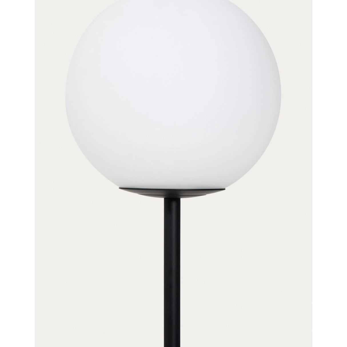 Stehlampe Brisia aus Metall mit schwarzem Finish und einer Glaskugel Ø20 cm von Kave Home – Bild 4