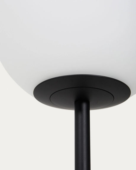 Stehlampe Brisia aus Metall mit schwarzem Finish und einer Glaskugel Ø20 cm von Kave Home – Bild 5