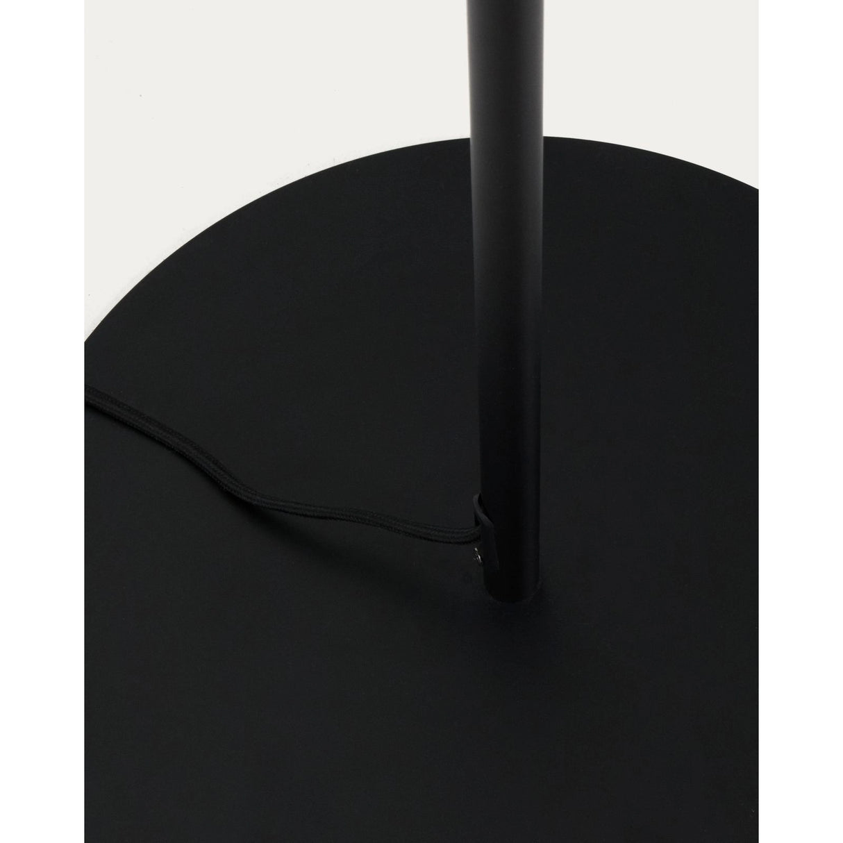 Stehlampe Brisia aus Metall mit schwarzem Finish und einer Glaskugel Ø 30 cm von Kave Home – Produktbild 4