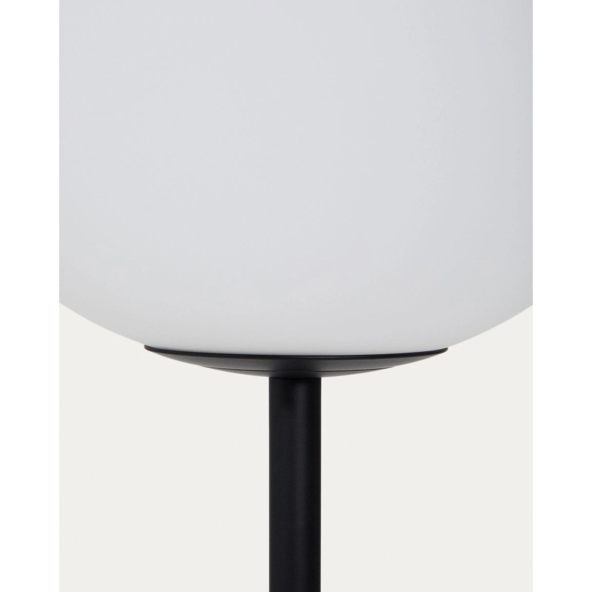 Stehlampe Brisia aus Metall mit schwarzem Finish und einer Glaskugel Ø 30 cm von Kave Home – Produktbild 5