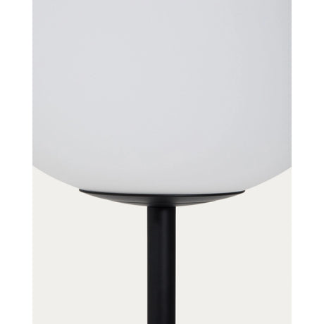 Stehlampe Brisia aus Metall mit schwarzem Finish und einer Glaskugel Ø 30 cm von Kave Home – Produktbild 5