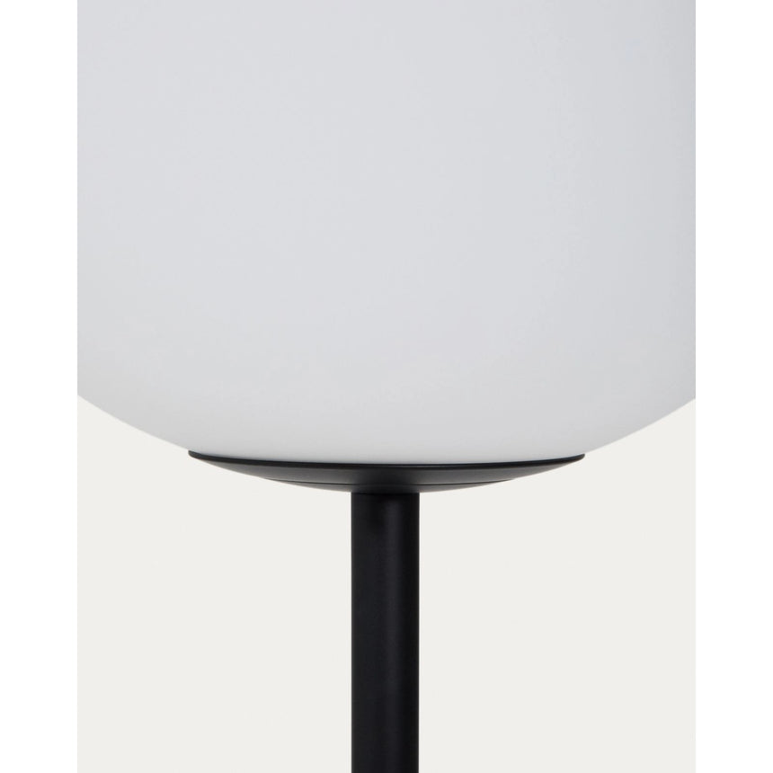 Stehlampe Brisia aus Metall mit schwarzem Finish und einer Glaskugel Ø 30 cm von Kave Home – Produktbild 5