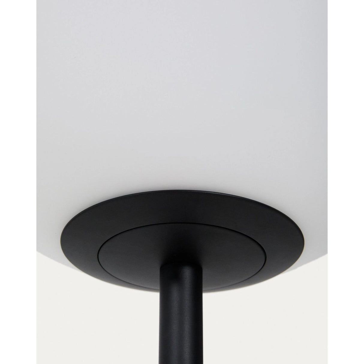 Stehlampe Brisia aus Metall mit schwarzem Finish und einer Glaskugel Ø 30 cm von Kave Home – Produktbild 6