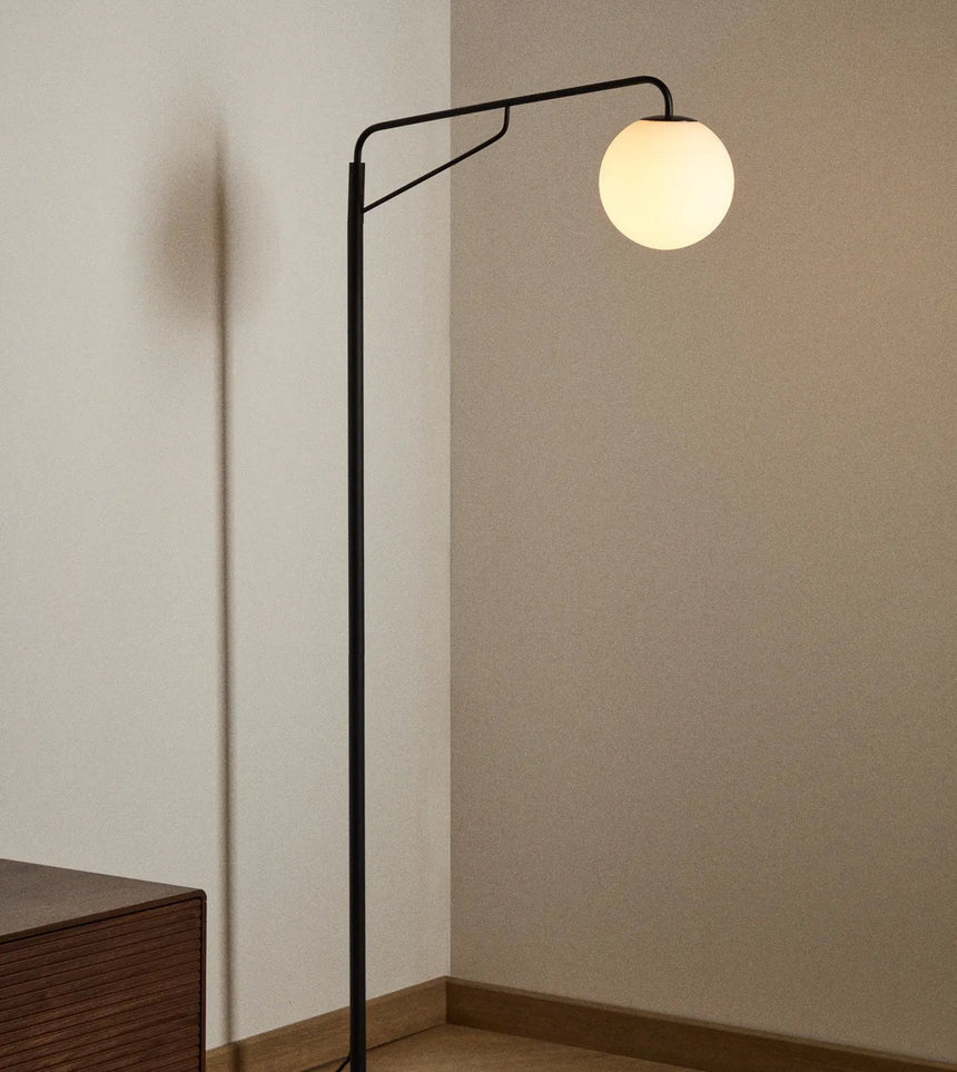 Stehlampe Eilo aus schwarzem Stahl mit Kugel aus mattiertem Glas von Kave Home – Bild 2
