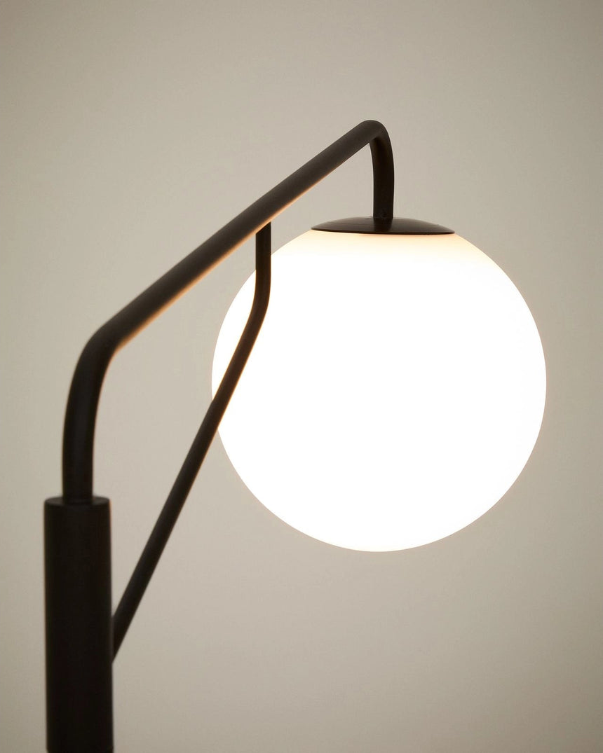 Stehlampe Eilo aus schwarzem Stahl mit Kugel aus mattiertem Glas von Kave Home – Bild 4