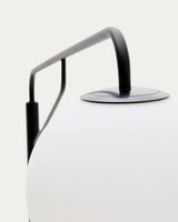 Stehlampe Eilo aus schwarzem Stahl mit Kugel aus mattiertem Glas von Kave Home – Bild 5