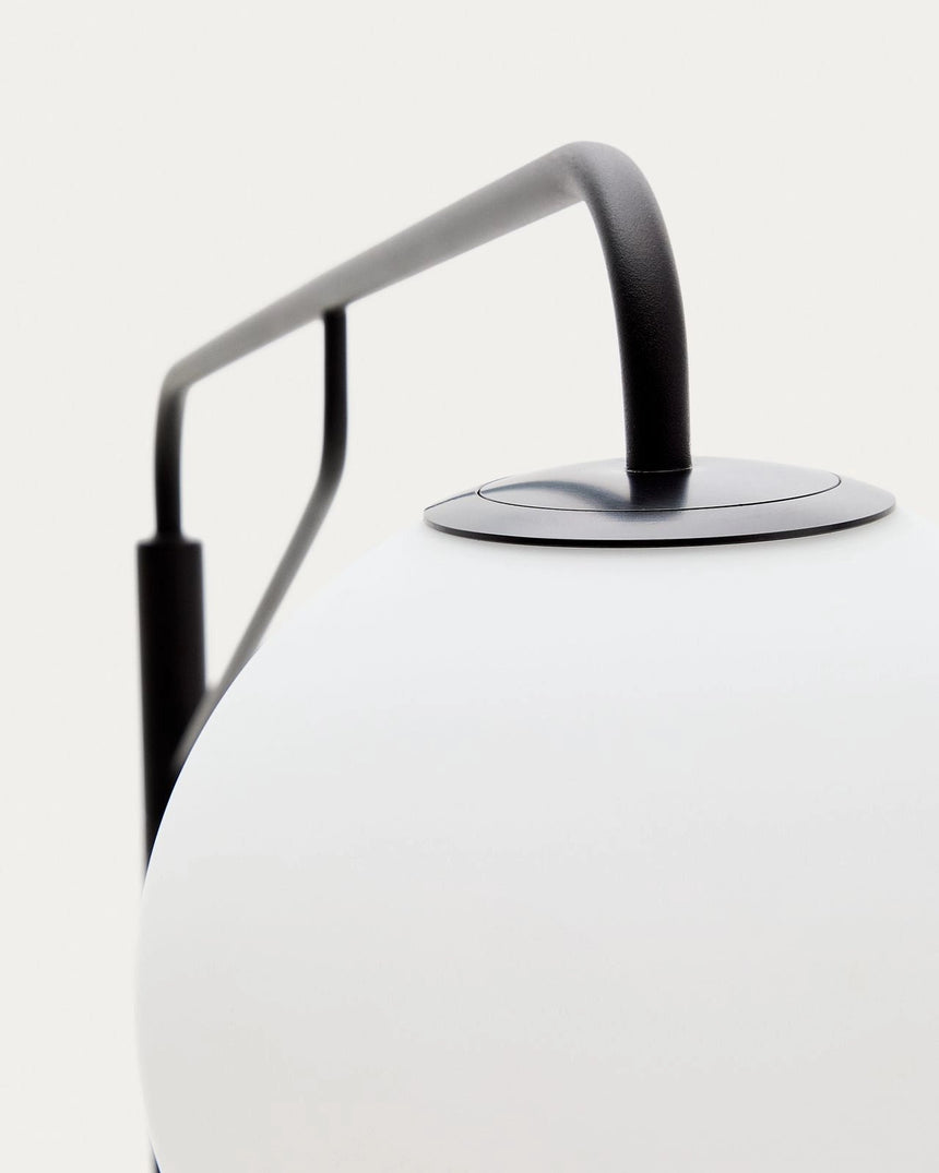 Stehlampe Eilo aus schwarzem Stahl mit Kugel aus mattiertem Glas von Kave Home – Bild 5