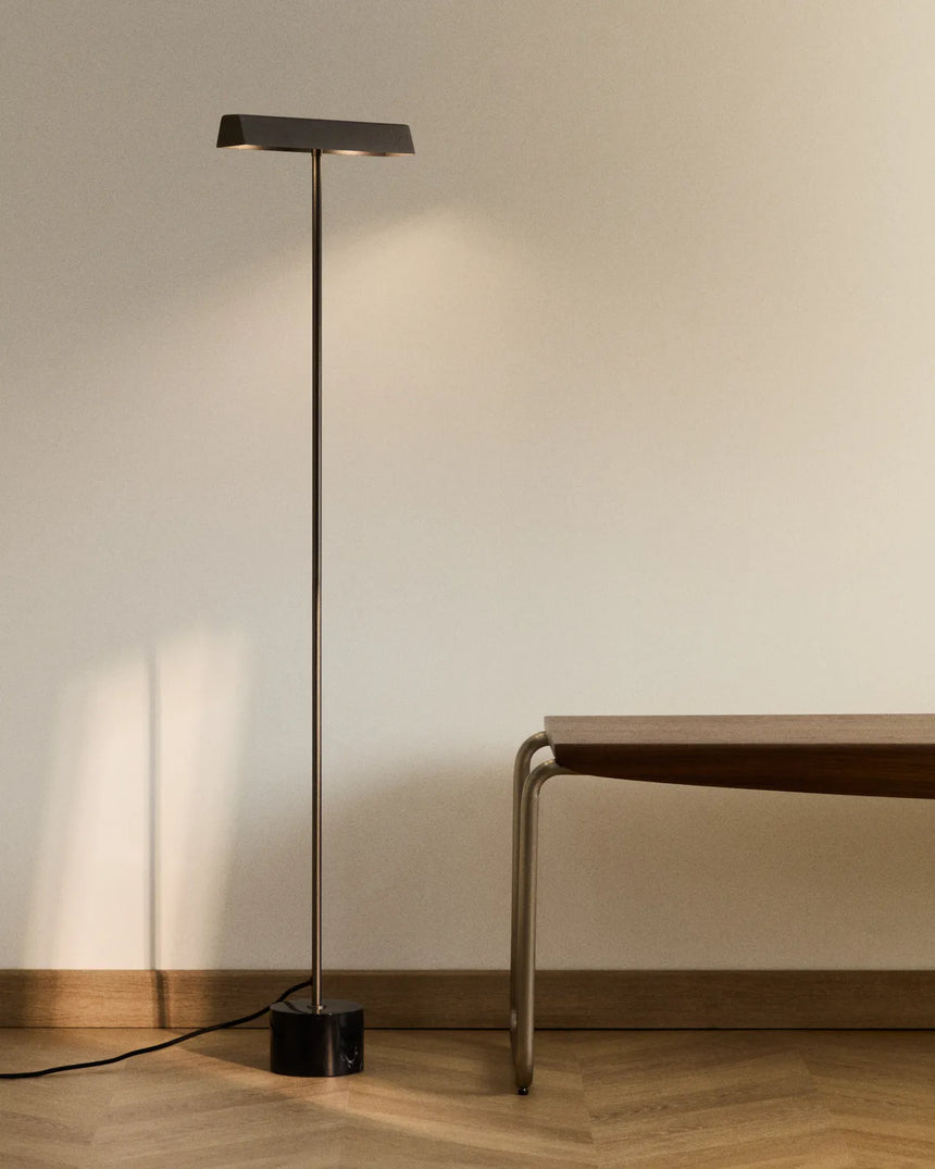 Stehlampe Lynor aus gebürstetem Stahl mit Marmorsockel von Kave Home – Bild 3
