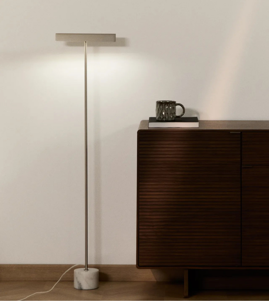 Stehlampe Lynor aus gebürstetem Stahl mit weißem Marmorsockel von Kave Home – Bild 4