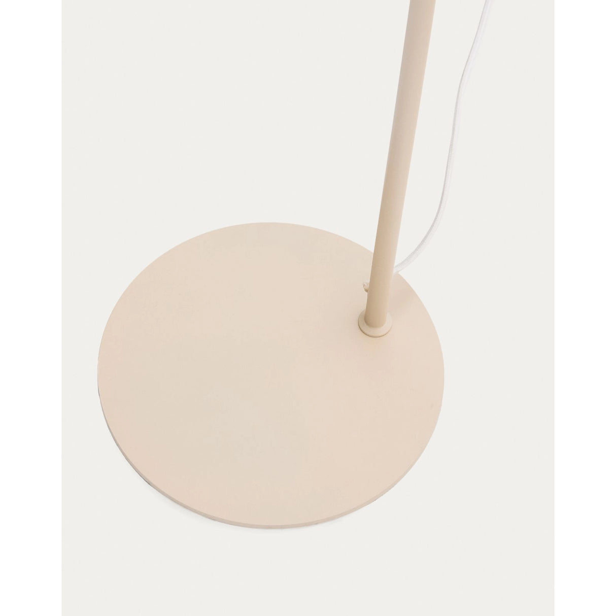 Stehlampe Manie aus Metall mit beigem, texturiertem Finish von Kave Home – Bild 5