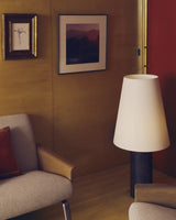 Stehlampe Marga aus massivem Gummibaumholz mit dunklem Finish von Kave Home – Bild 3