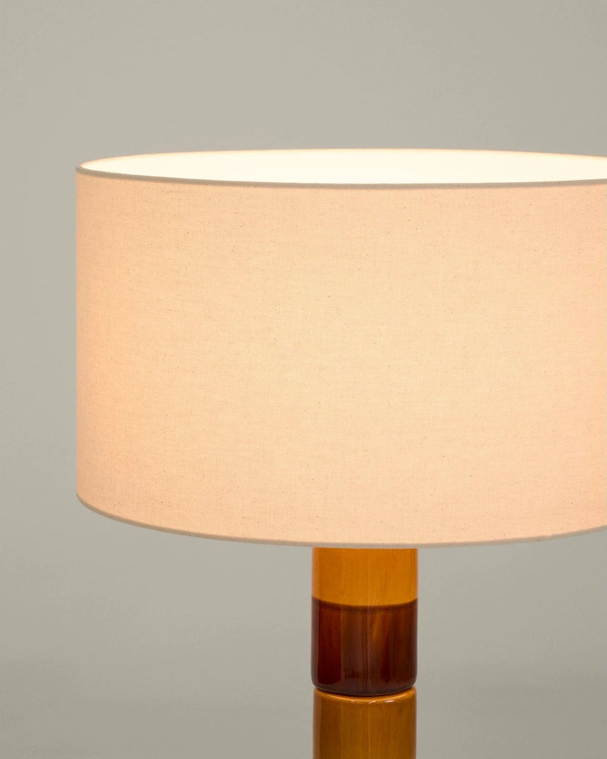 Stehlampe Mavran mit Baumwollschirm und Keramiksockel in Braun und Senfgelb von Kave Home – Bild 6