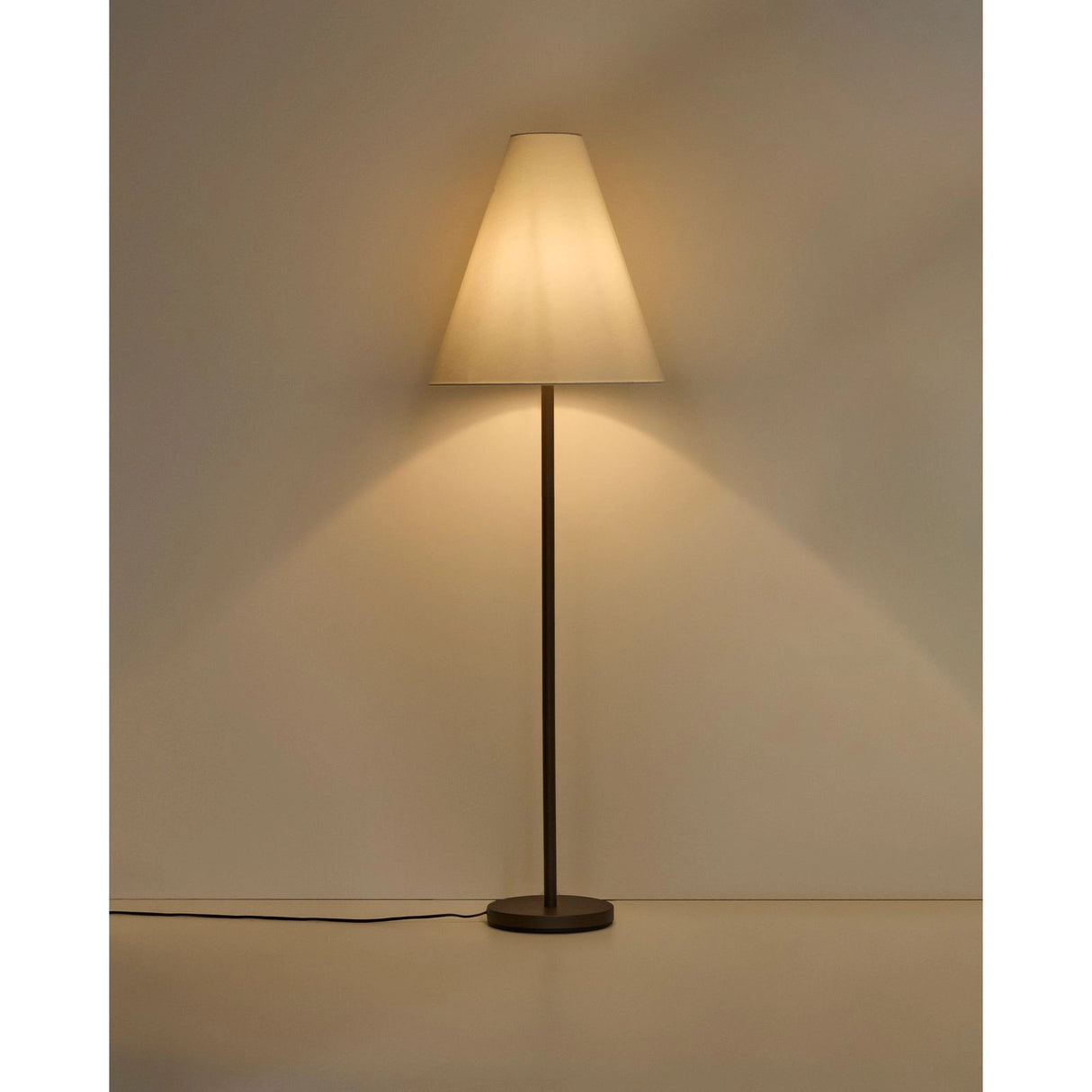 Stehlampe Navat aus Metall in Braun mit Antik-Finish von Kave Home – Bild 2