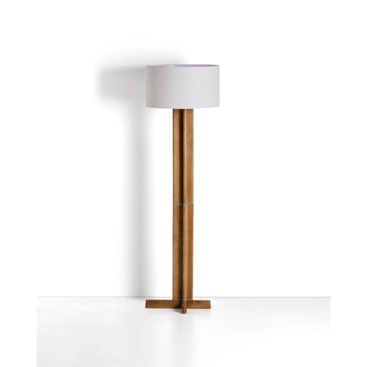 Stehlampe Niani aus Kautschukholz mit Finish in Naturton und elfenbeinfarbenem Baumwollschirm von Kave Home – Bild 1