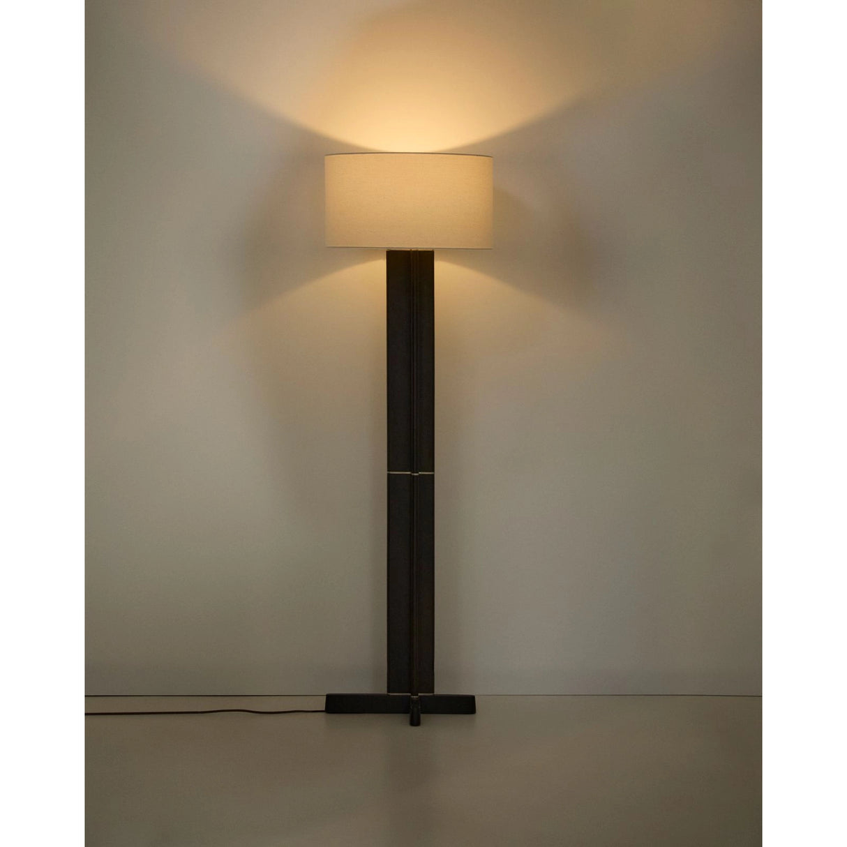 Stehlampe Niani aus Kautschukholz mit dunklem Finish und elfenbeinfarbenem Baumwollschirm von Kave Home – Bild 2