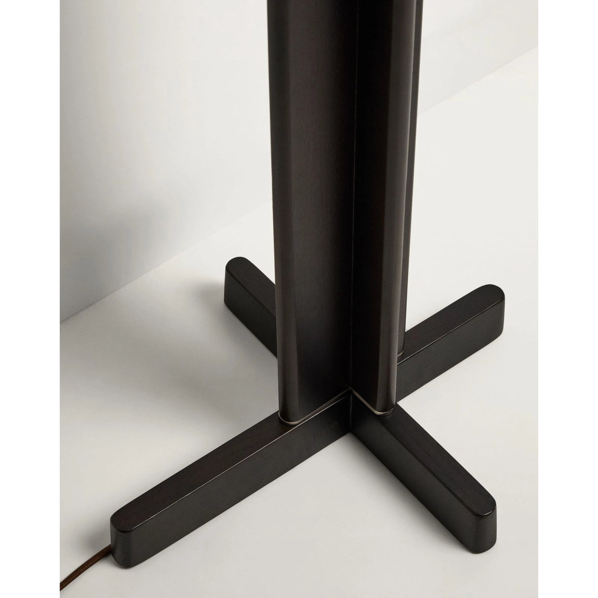 Stehlampe Niani aus Kautschukholz mit dunklem Finish und elfenbeinfarbenem Baumwollschirm von Kave Home – Bild 4