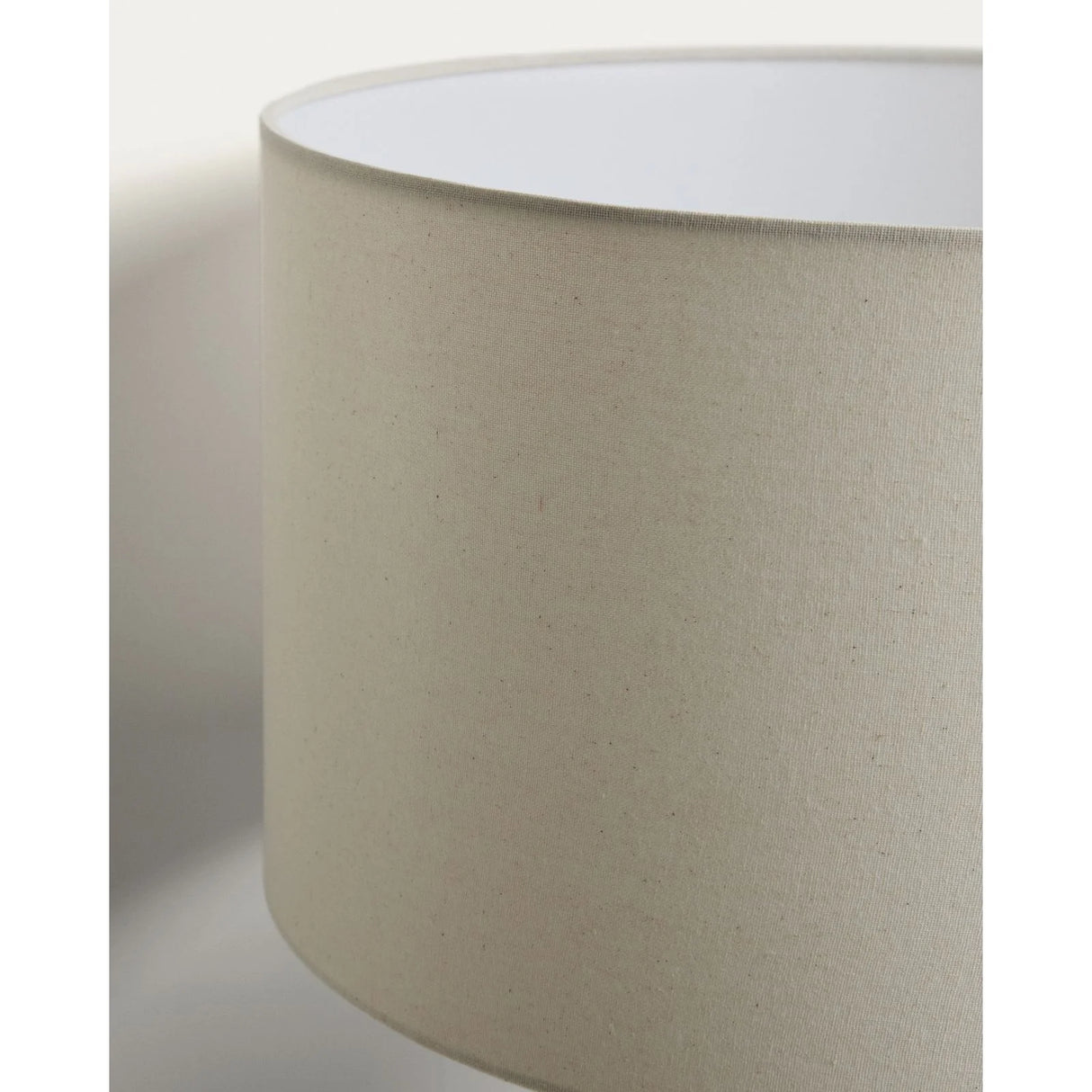 Stehlampe Niani aus Kautschukholz mit dunklem Finish und elfenbeinfarbenem Baumwollschirm von Kave Home – Bild 6