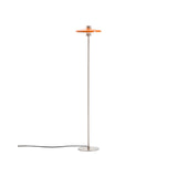 Stehlampe Nuvira aus hellgrauem gebürstetem Metall mit orangefarbenem Schirm von Kave Home – Bild 1