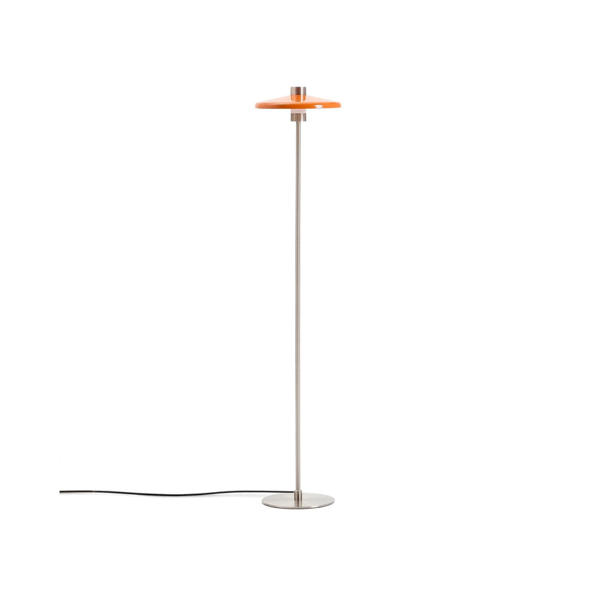 Stehlampe Nuvira aus hellgrauem gebürstetem Metall mit orangefarbenem Schirm von Kave Home – Bild 1