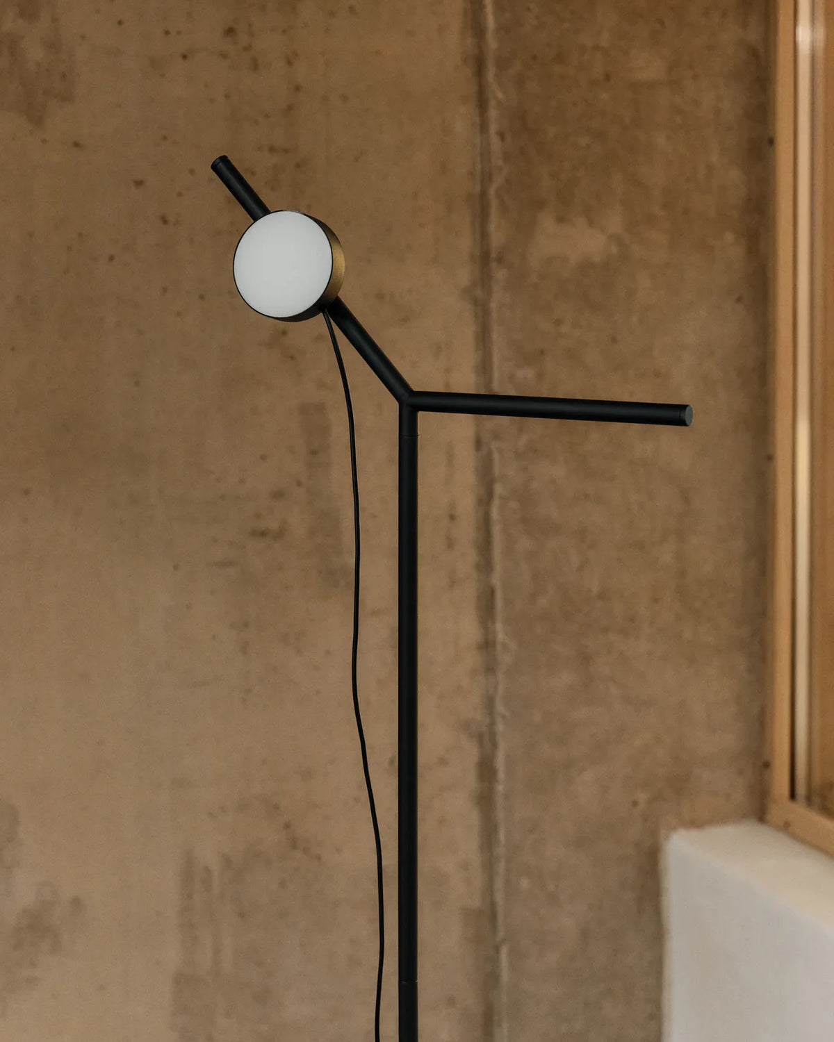 Stehlampe Orey aus schwarzem Metall mit Multipositions-Lichtpunkt von Kave Home – Bild 3
