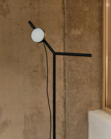 Stehlampe Orey aus schwarzem Metall mit Multipositions-Lichtpunkt von Kave Home – Bild 3