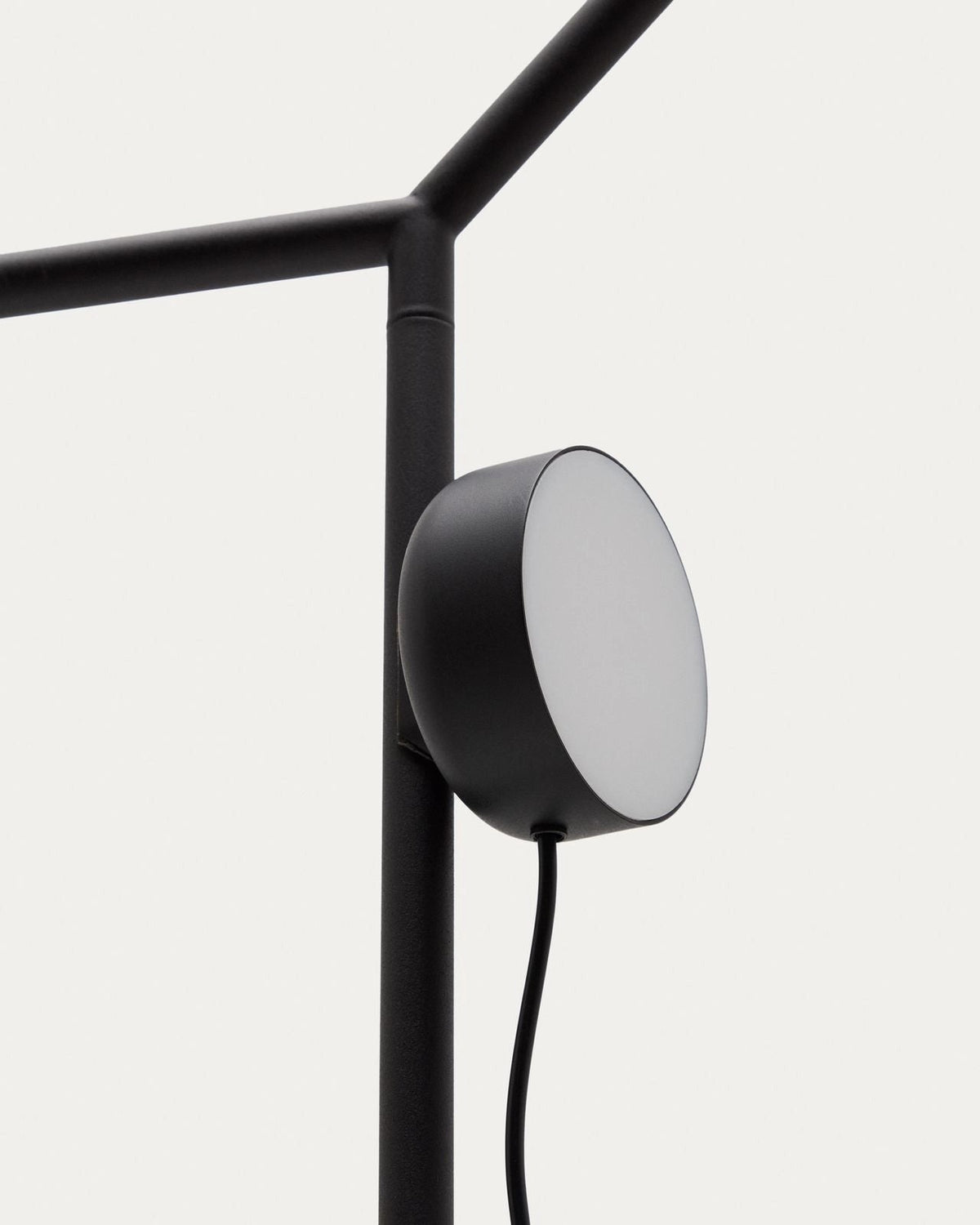 Stehlampe Orey aus schwarzem Metall mit Multipositions-Lichtpunkt von Kave Home – Bild 5