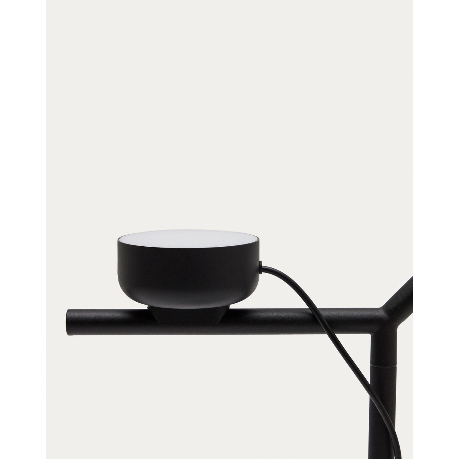 Stehlampe Orey aus schwarzem Metall mit Multipositions-Lichtpunkt von Kave Home – Bild 7
