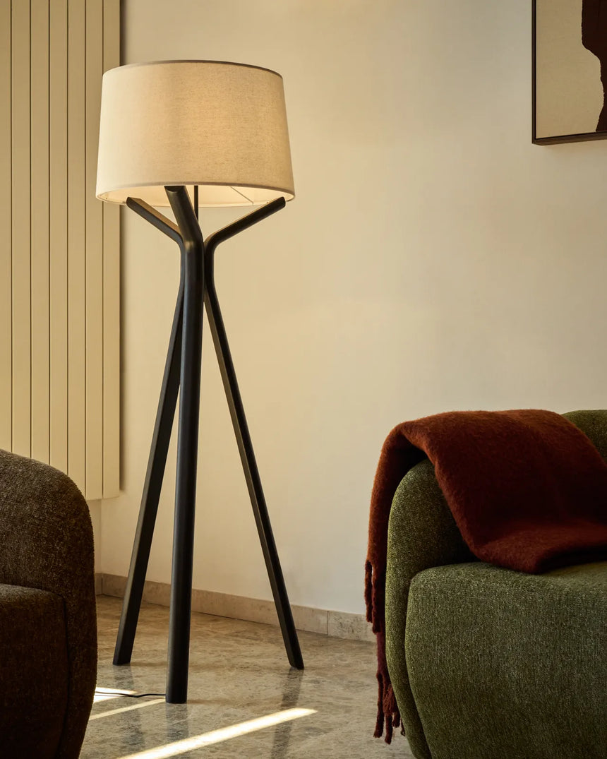 Stehlampe Ubira aus Eichenholz mit schwarzem Finish mit Lampenschirm aus Leinen von Kave Home – Bild 2