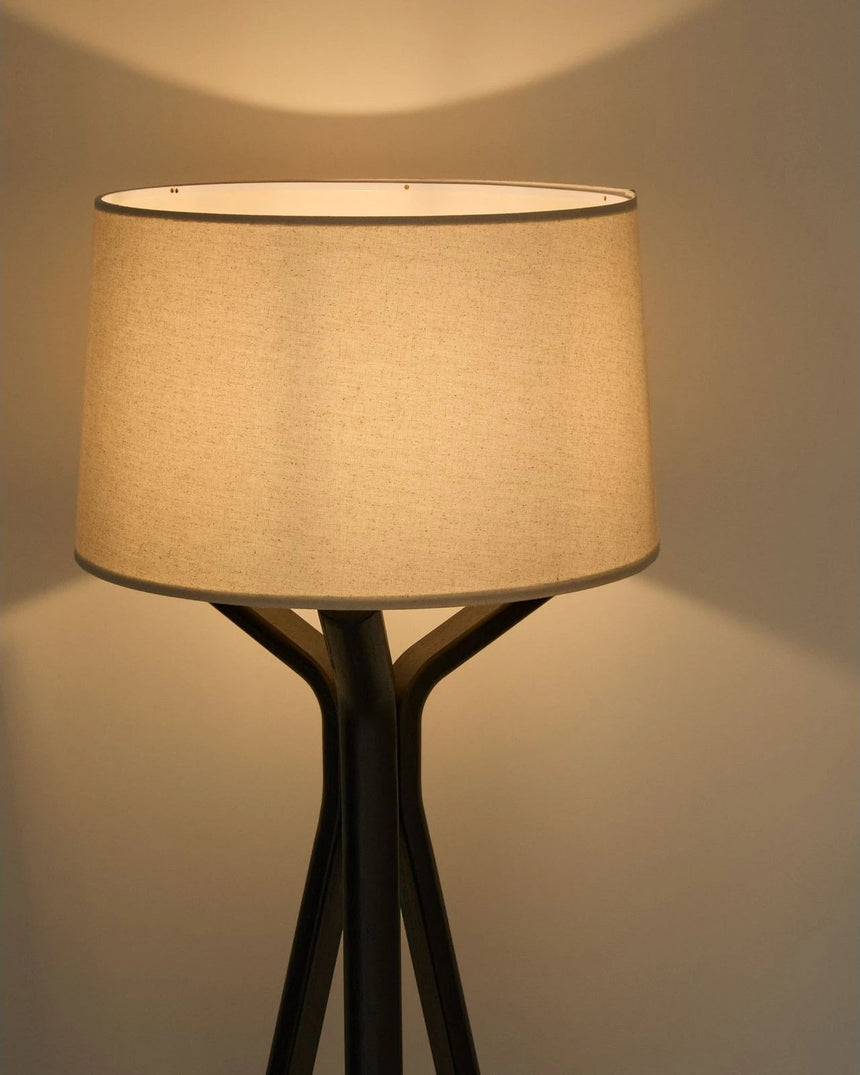 Stehlampe Ubira aus Eichenholz mit schwarzem Finish mit Lampenschirm aus Leinen von Kave Home – Bild 4