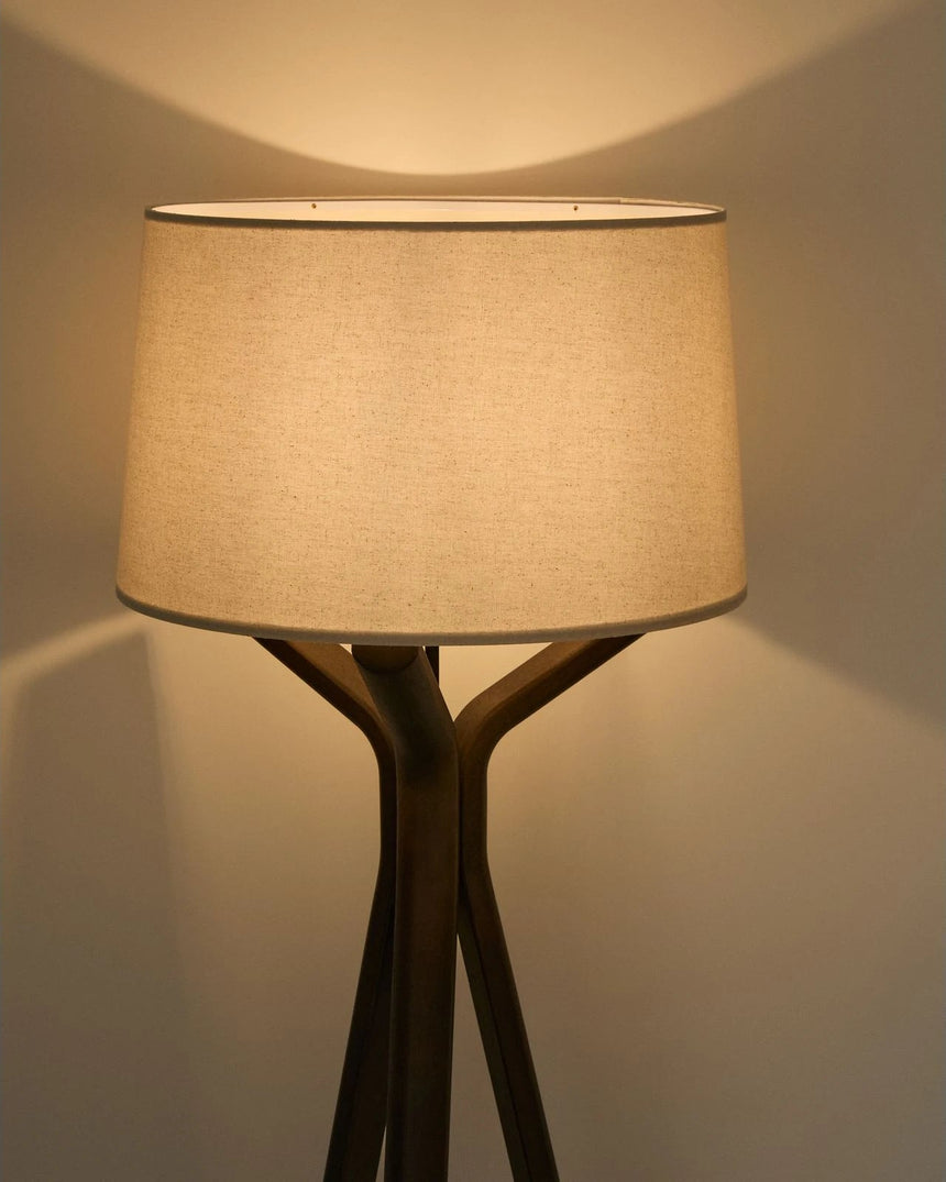 Stehlampe Ubira aus Eschenholz mit dunklem Finish mit Lampenschirm aus Leinen von Kave Home – Bild 3