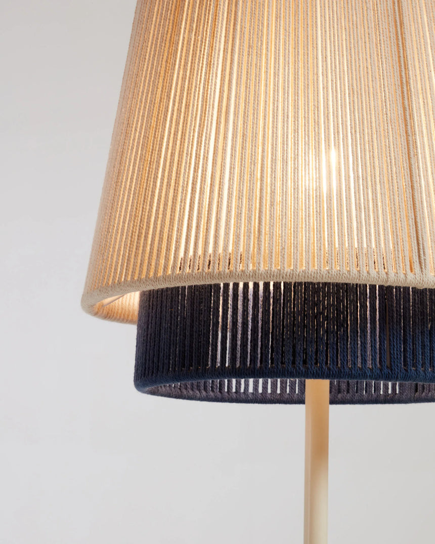 Stehlampe Yuvia aus Baumwolle mit Finish in Beige und Blau von Kave Home – Produktbild 1